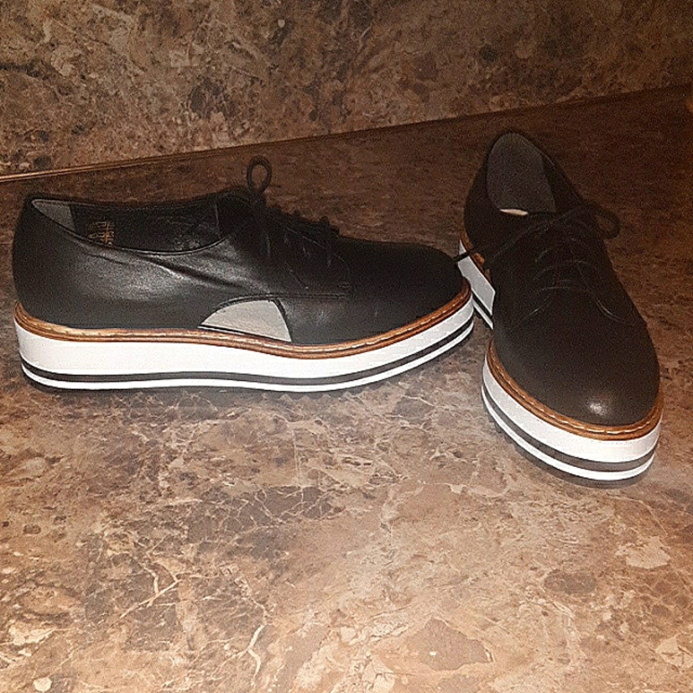 White Mountain Black and White Flats